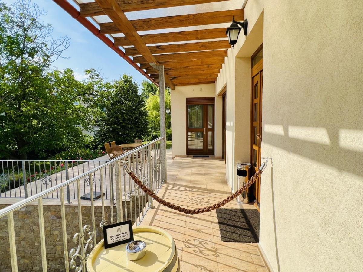 Villa Szofia Veszprem Apartments Bagian luar foto