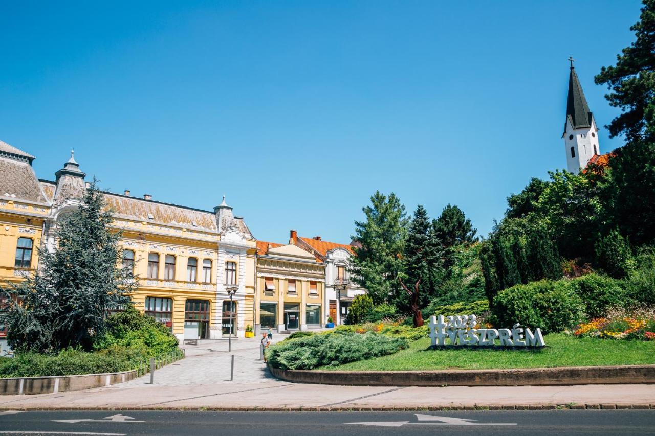 Villa Szofia Veszprem Apartments Bagian luar foto