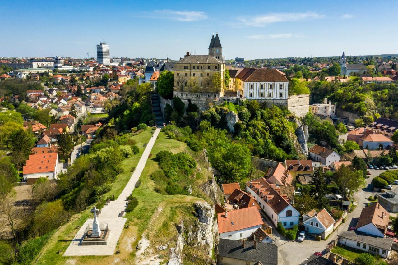 Villa Szofia Veszprem Apartments Bagian luar foto